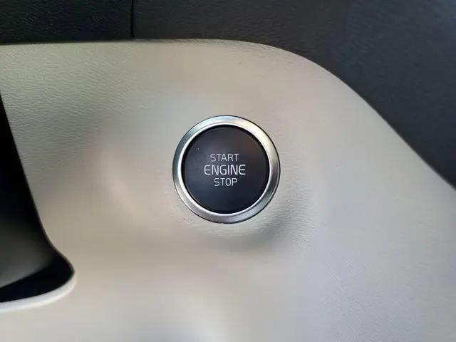 2026 Volvo XC40 Plus, B5 AWD Gas (mild hybrid), Dark