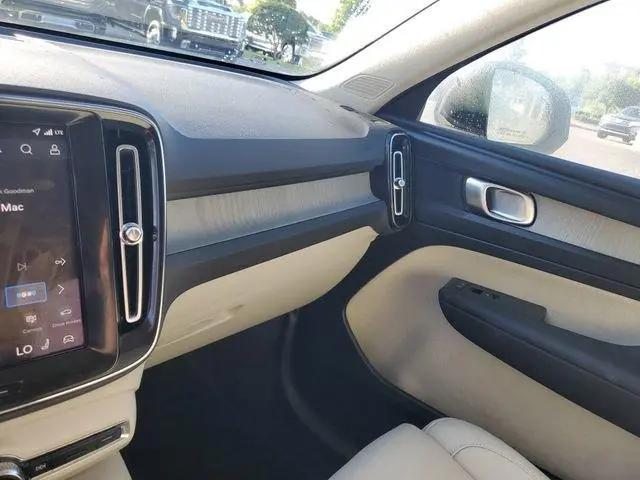 2026 Volvo XC40 Plus, B5 AWD Gas (mild hybrid), Dark