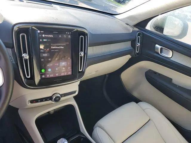 2026 Volvo XC40 Plus, B5 AWD Gas (mild hybrid), Dark
