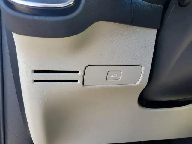2026 Volvo XC40 Plus, B5 AWD Gas (mild hybrid), Dark