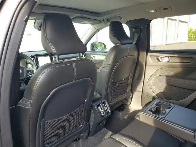 2026 Volvo XC40 Plus, B5 AWD Gas (mild hybrid), Dark