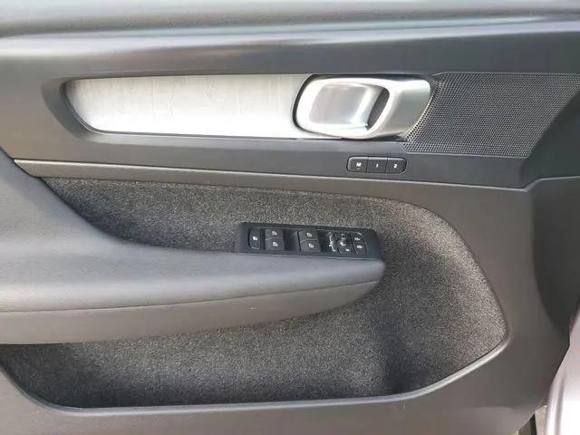 2026 Volvo XC40 Plus, B5 AWD Gas (mild hybrid), Dark