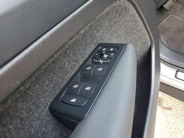 2026 Volvo XC40 Plus, B5 AWD Gas (mild hybrid), Dark