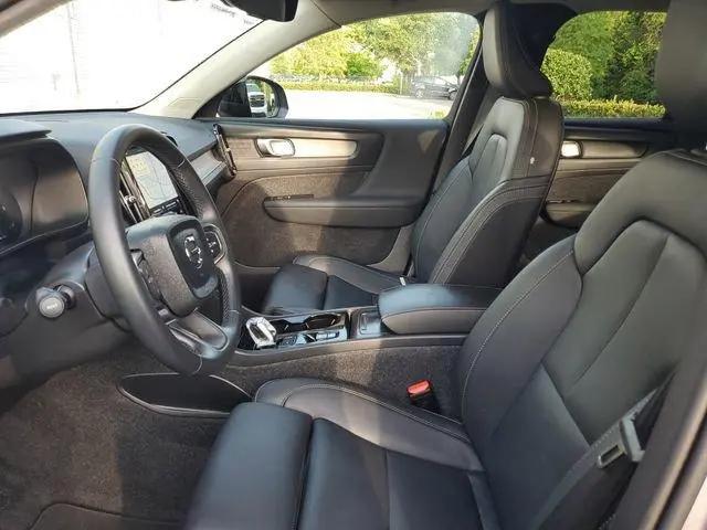 2026 Volvo XC40 Plus, B5 AWD Gas (mild hybrid), Dark