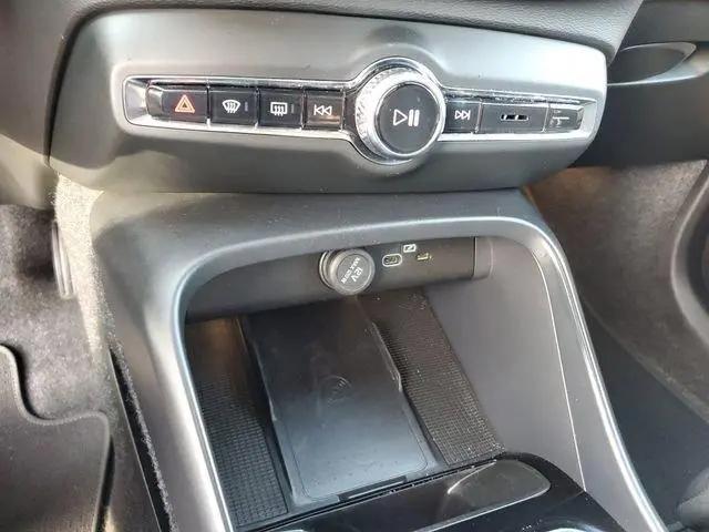 2026 Volvo XC40 Plus, B5 AWD Gas (mild hybrid), Dark