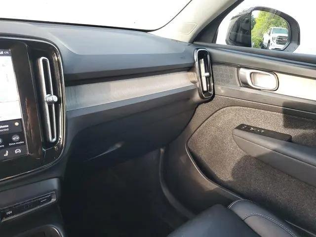 2026 Volvo XC40 Plus, B5 AWD Gas (mild hybrid), Dark