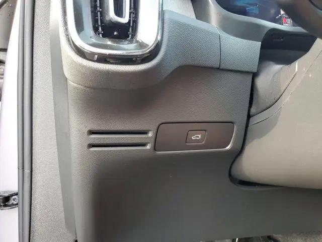 2026 Volvo XC40 Plus, B5 AWD Gas (mild hybrid), Dark