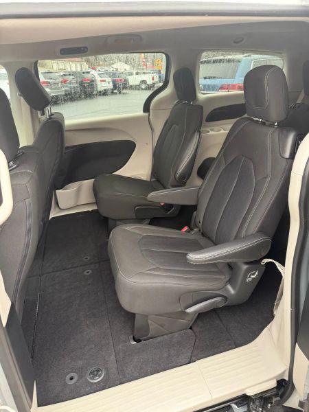 2022 Chrysler Voyager LX