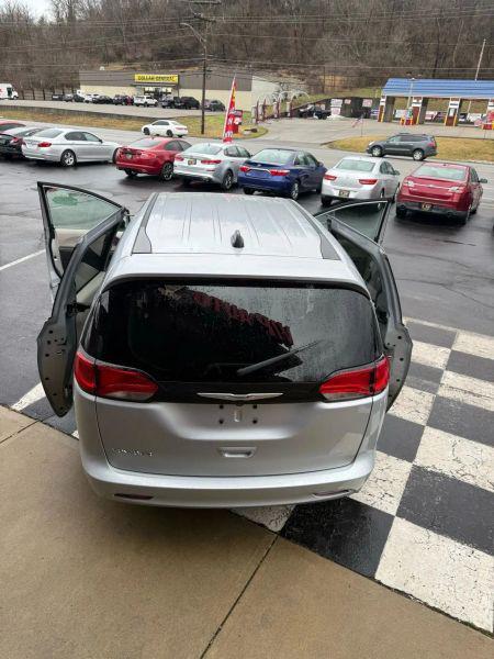 2022 Chrysler Voyager LX