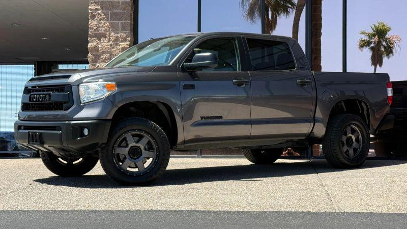 2017 Toyota Tundra SR5 5.7L V8