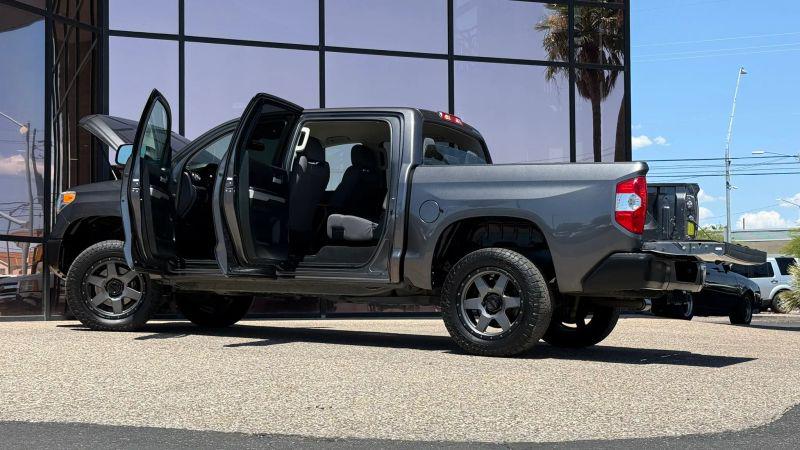 2017 Toyota Tundra SR5 5.7L V8