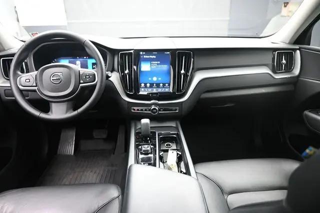 2024 Volvo XC60 B5 Core Dark Theme