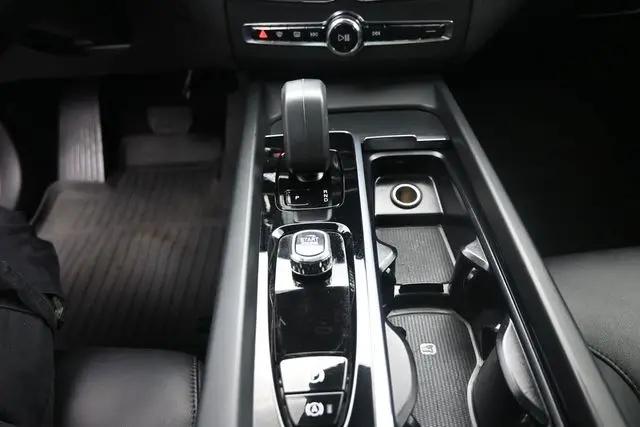 2024 Volvo XC60 B5 Core Dark Theme
