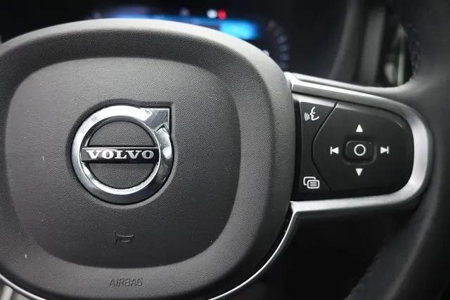 2024 Volvo XC60 B5 Core Dark Theme