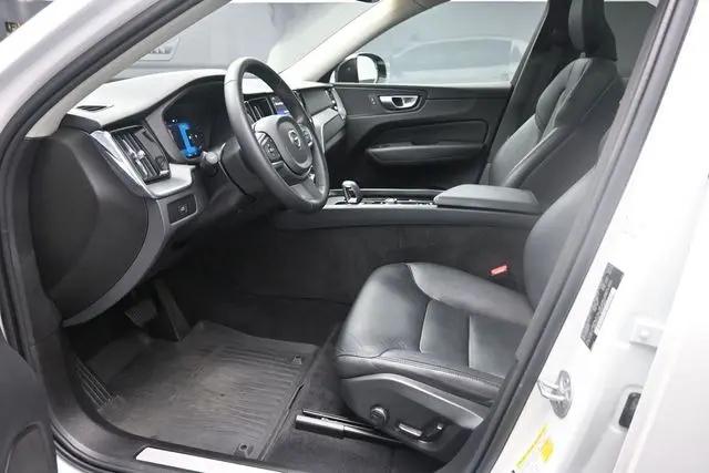 2024 Volvo XC60 B5 Core Dark Theme