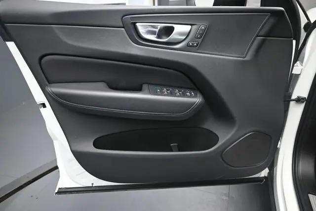 2024 Volvo XC60 B5 Core Dark Theme