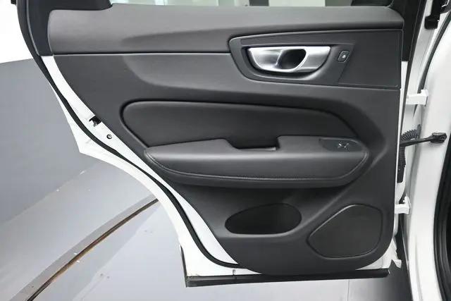 2024 Volvo XC60 B5 Core Dark Theme