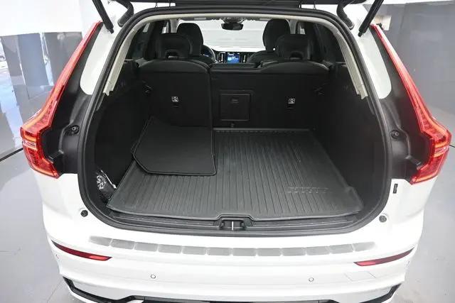 2024 Volvo XC60 B5 Core Dark Theme