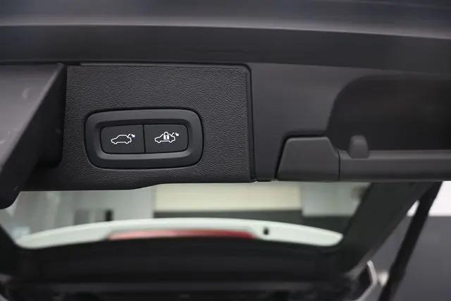 2024 Volvo XC60 B5 Core Dark Theme