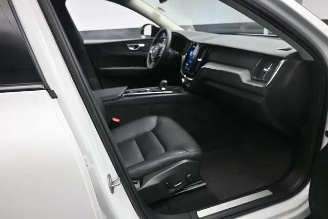 2024 Volvo XC60 B5 Core Dark Theme