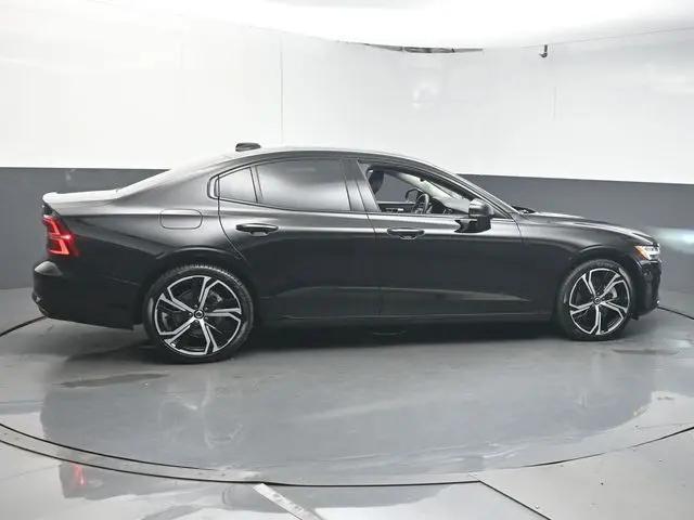 2023 Volvo S60 B5 Plus Dark Theme