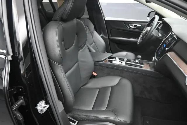 2023 Volvo S60 B5 Plus Dark Theme