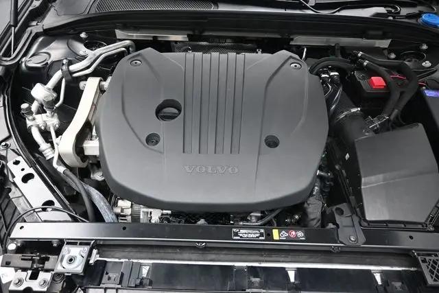 2023 Volvo S60 B5 Plus Dark Theme