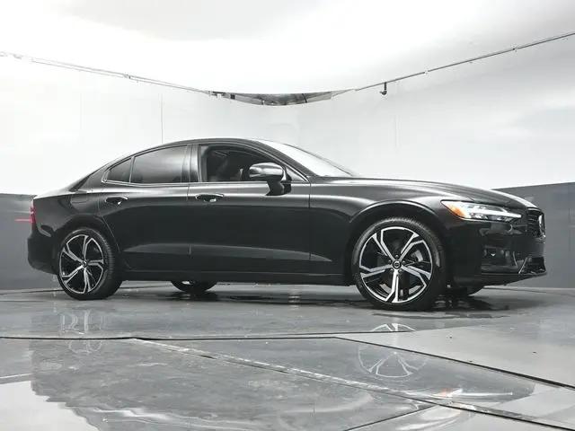 2023 Volvo S60 B5 Plus Dark Theme
