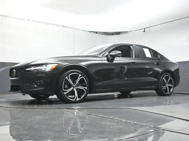 2023 Volvo S60 B5 Plus Dark Theme