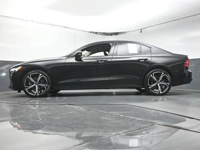 2023 Volvo S60 B5 Plus Dark Theme
