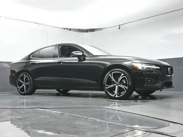 2023 Volvo S60 B5 Plus Dark Theme