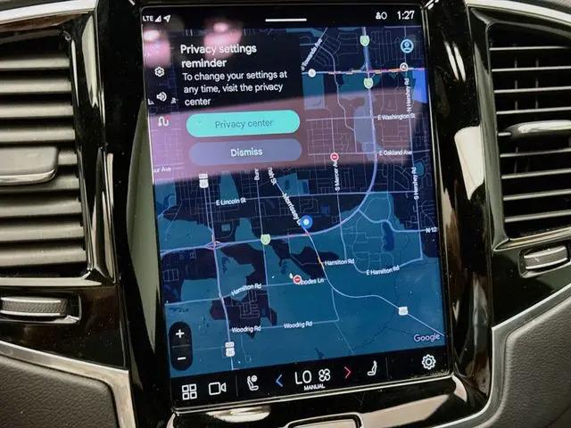 2023 Volvo XC90 Recharge T8 Ultimate Dark Theme 7-Seater