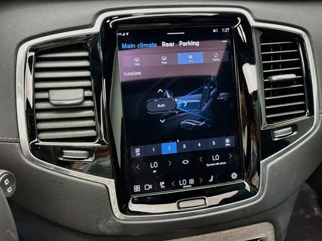 2023 Volvo XC90 Recharge T8 Ultimate Dark Theme 7-Seater