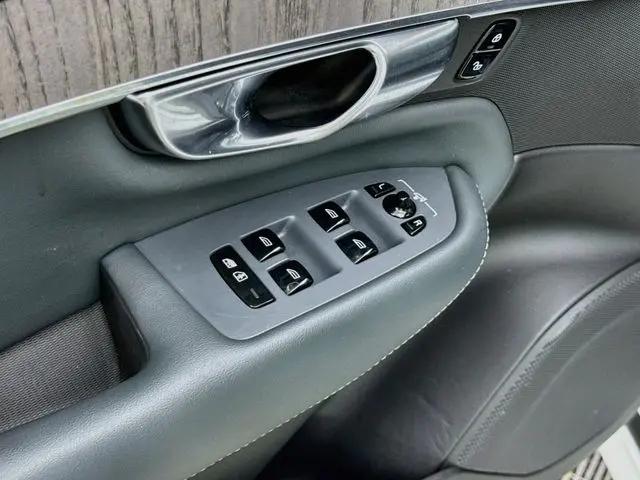 2023 Volvo XC90 Recharge T8 Ultimate Dark Theme 7-Seater