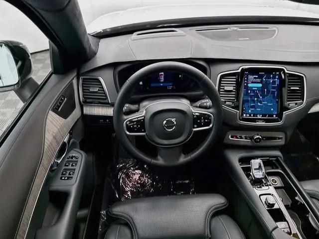 2023 Volvo XC90 Recharge T8 Ultimate Dark Theme 7-Seater