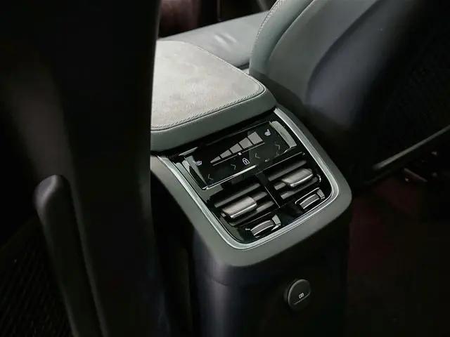 2023 Volvo XC90 Recharge T8 Ultimate Dark Theme 7-Seater
