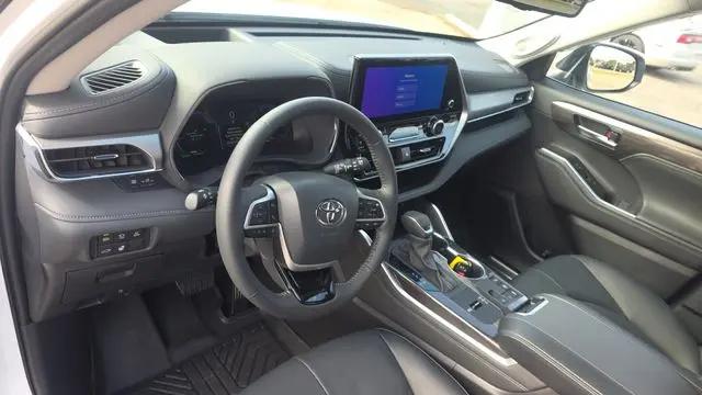 2026 Toyota Highlander Hybrid Platinum