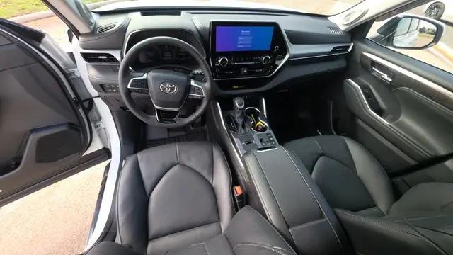 2026 Toyota Highlander Hybrid Platinum