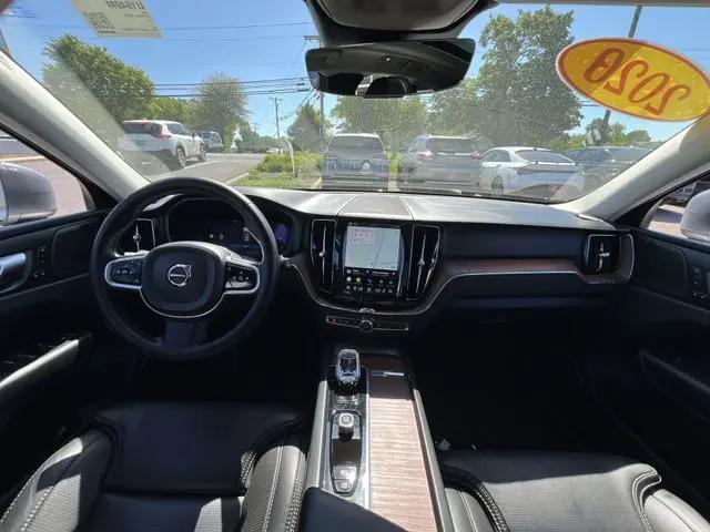 2023 Volvo XC60 B5 Ultimate Bright Theme
