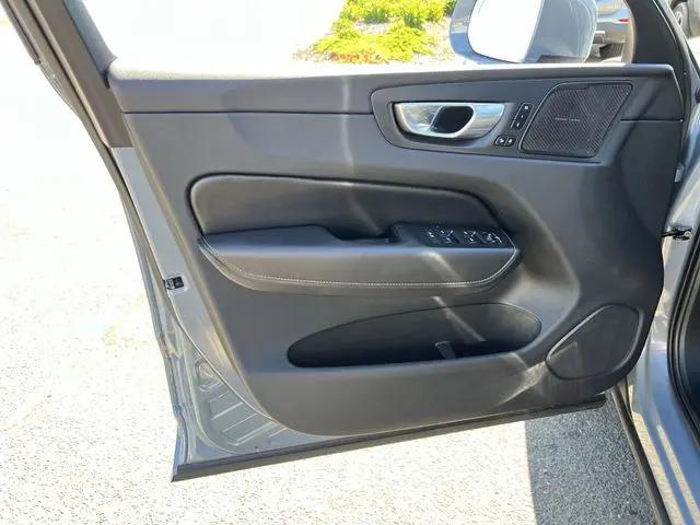 2023 Volvo XC60 B5 Ultimate Bright Theme