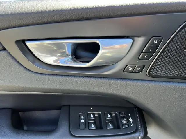 2023 Volvo XC60 B5 Ultimate Bright Theme