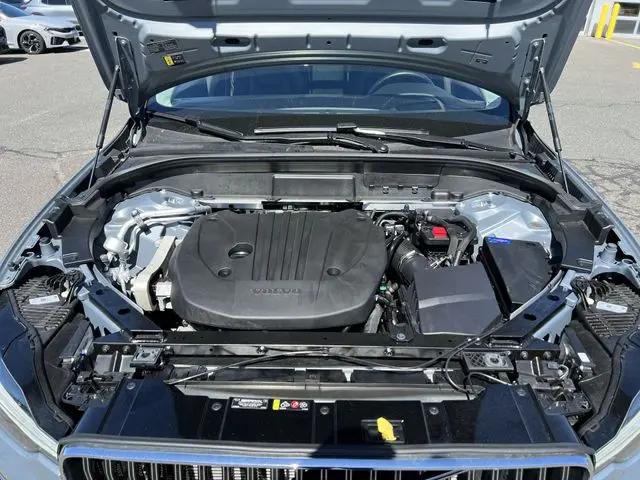 2023 Volvo XC60 B5 Ultimate Bright Theme