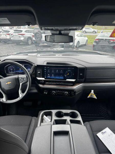 2023 Chevrolet Silverado 1500 4WD Crew Cab Short Bed LT with 2FL