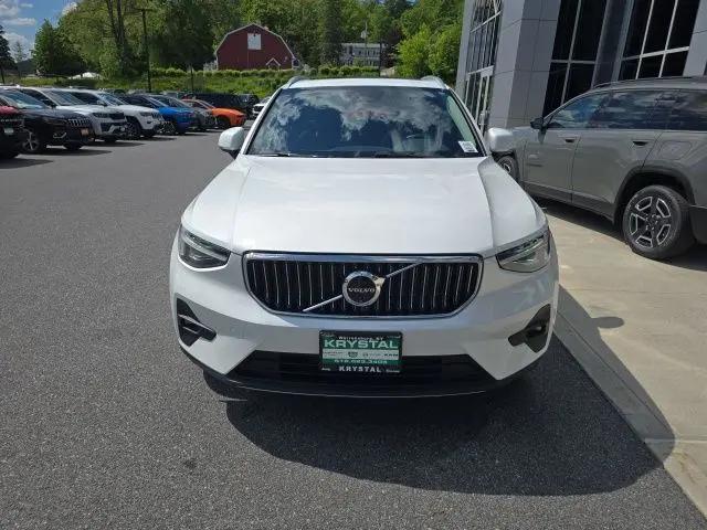 2025 Volvo XC40 B5 Plus Bright Theme