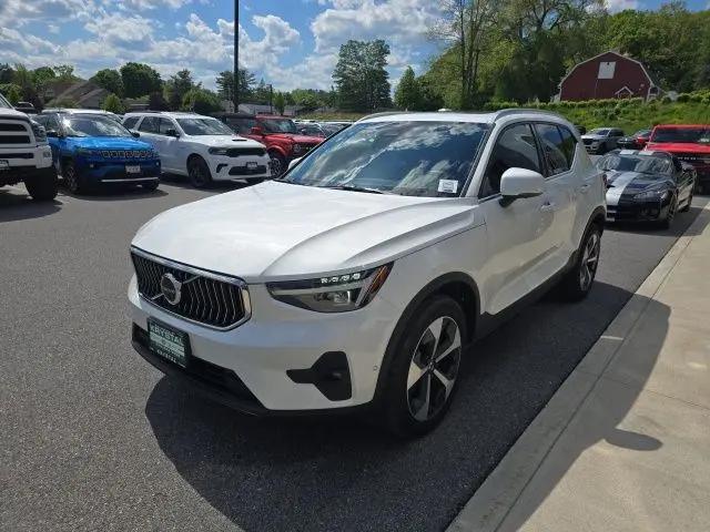2025 Volvo XC40 B5 Plus Bright Theme
