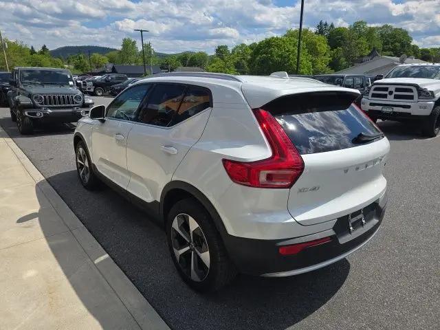 2025 Volvo XC40 B5 Plus Bright Theme