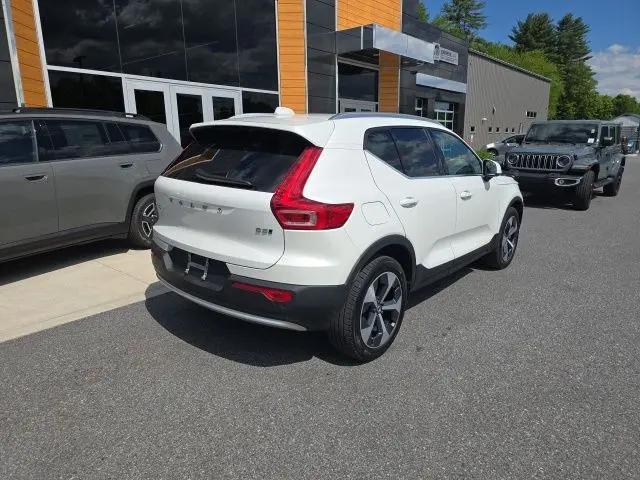 2025 Volvo XC40 B5 Plus Bright Theme