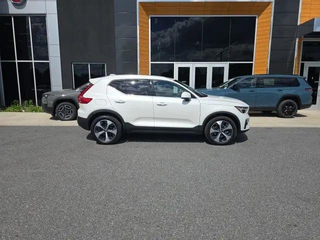 2025 Volvo XC40 B5 Plus Bright Theme