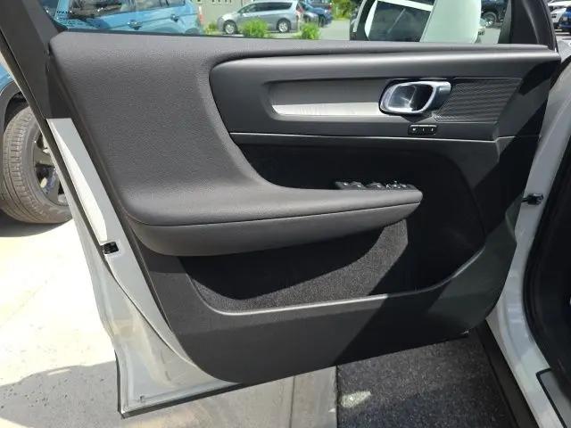2025 Volvo XC40 B5 Plus Bright Theme