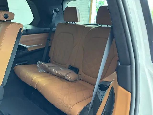 2027 BMW X7 xDrive40i